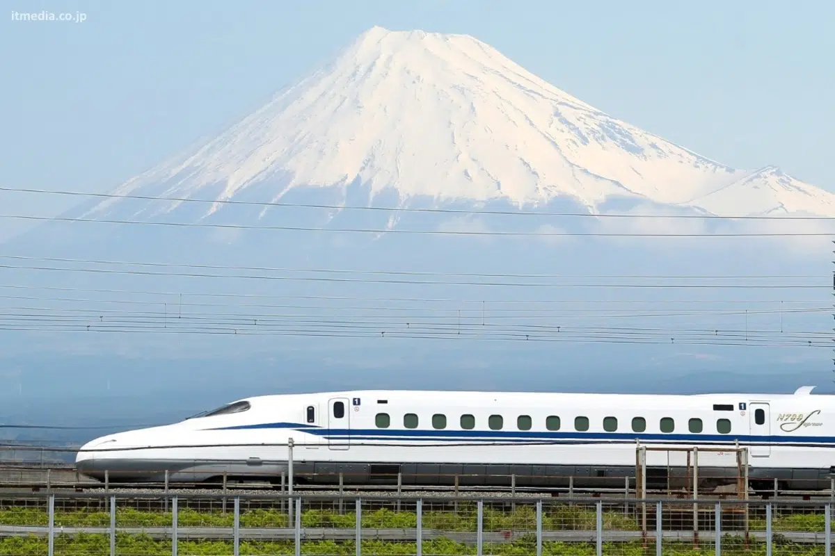 Línea Tokaido Shinkansen de tren bala entre Tokio, Kioto y Osaka. Foto: Tren bala (Shinkansen) de la serie N700 y monte Fuji al fondo