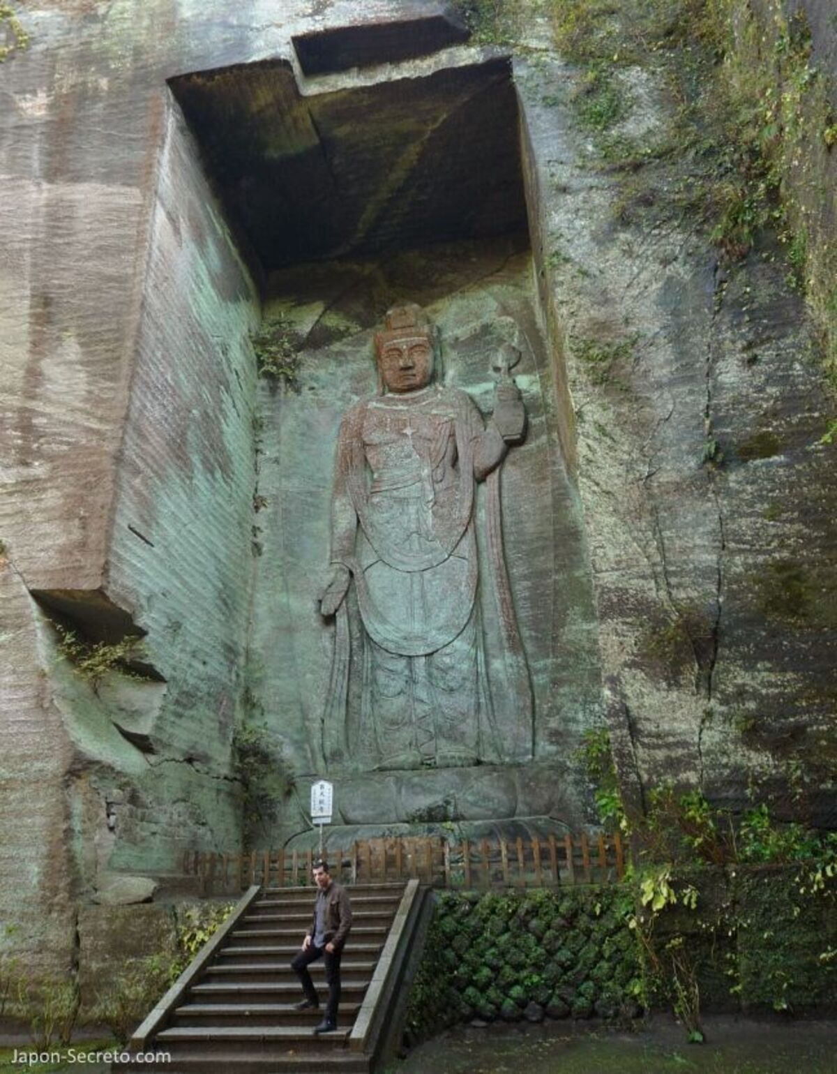Templo Nihon-ji en el monte Nokogiri, cerca de Tokio: cómo llegar, ferry, entrada, horario, precio, qué ver y hacer. Foto: Kannon gigante del templo.