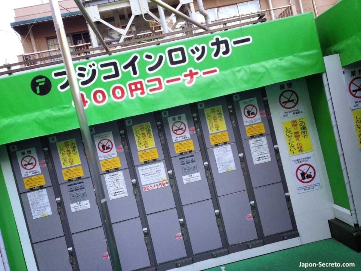 Taquillas, casilleros (coin locker) y consignas para guardar maletas y equipaje en Japón: Tokio, Kioto, Osaka, etc: dónde hay, cómo reservar, cómo se usa, precio. Foto: Coin Locker en la calle Takeshita de Tokio