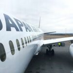 Vuelos baratos a Japón, buscador, cuánto cuesta un vuelo a Japón, trucos, tips, mejor día de la semana. Foto: accediendo a un avión de Japan Airlines (JAL) hacia Tokio