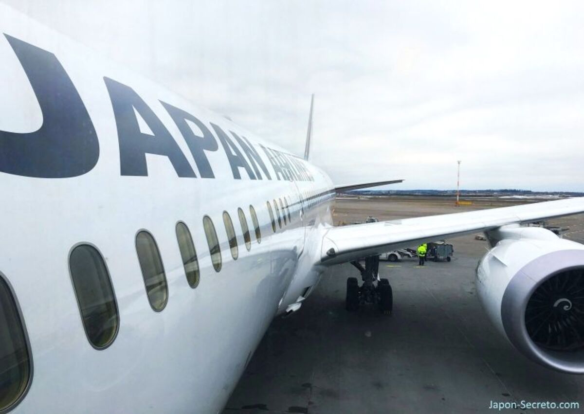 Vuelos baratos a Japón, buscador, cuánto cuesta un vuelo a Japón, trucos, tips, mejor día de la semana. Foto: accediendo a un avión de Japan Airlines (JAL) hacia Tokio