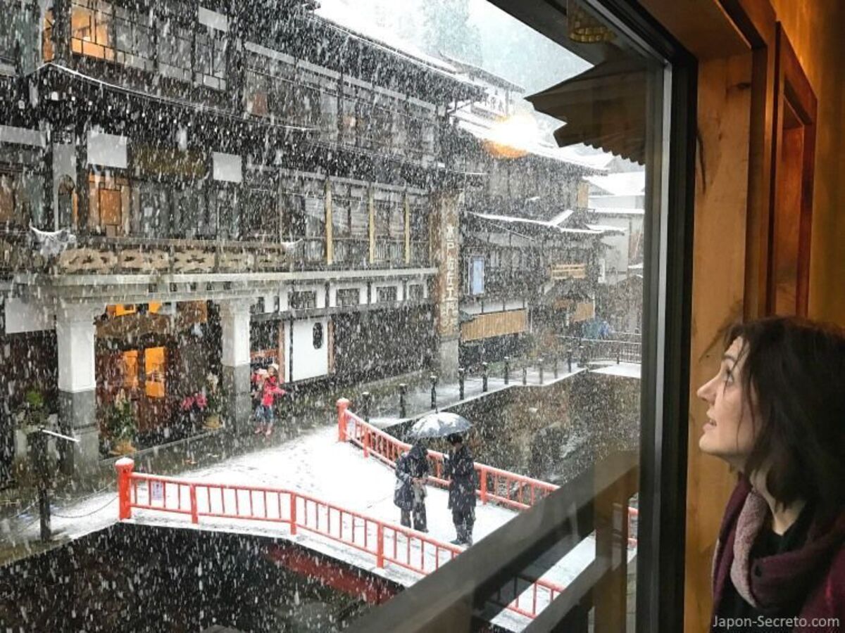 Dormir en Ginzan Onsen (Obanazawa), en un ryokan. Foto: vista de Ginzan Onsen, pueblo balneario en la prefectura de Yamagata (Tohoku, Japón) durante una copiosa nevada