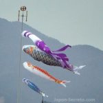 Día de los Niños en Japón o Kodomo No Hi. Foto: cometas de carpas Koinobori ondeando en un pueblo cerca de Kameoka (Kioto, Japón).
