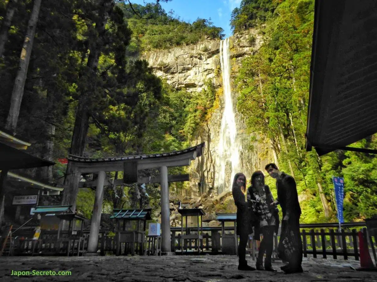 Kumano Kodo: ruta o itinerario de dos o tres días. Foto: Cascada sagrada Nachi No Taki en el Santuario Kumano Nachi Taisha (Wakayama, Japón)