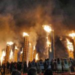 El festival de fuego de antorchas gigantes Taimatsu Akashi de Sukawaga, en Fukushima, Tohoku, al norte de Japón, en honor a los samuráis
