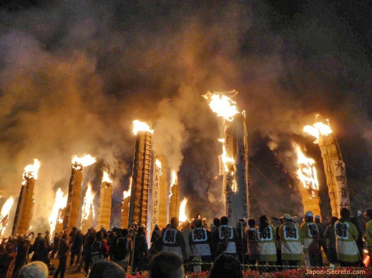 El festival de fuego de antorchas gigantes Taimatsu Akashi de Sukawaga, en Fukushima, Tohoku, al norte de Japón, en honor a los samuráis