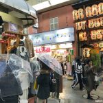 Qué hacer en Japón cuando llueve, dónde ir un día de lluvia, planes alternativos para aprovechar el tiempo: karaoke, onsen, purikura, tiendas y shotengai, cafeterías, restaurantes, mercados. Foto: día de lluvia en el centro de Kioto, en las galerías Teramachi