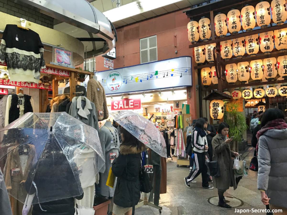 Qué hacer en Japón cuando llueve, dónde ir un día de lluvia, planes alternativos para aprovechar el tiempo: karaoke, onsen, purikura, tiendas y shotengai, cafeterías, restaurantes, mercados. Foto: día de lluvia en el centro de Kioto, en las galerías Teramachi