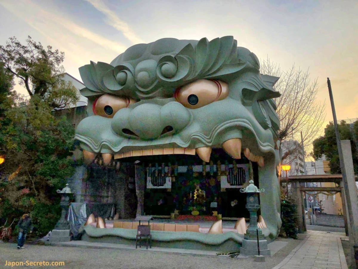 Santuario Namba Yasaka o santuario de la cabeza de león o dragón de Osaka