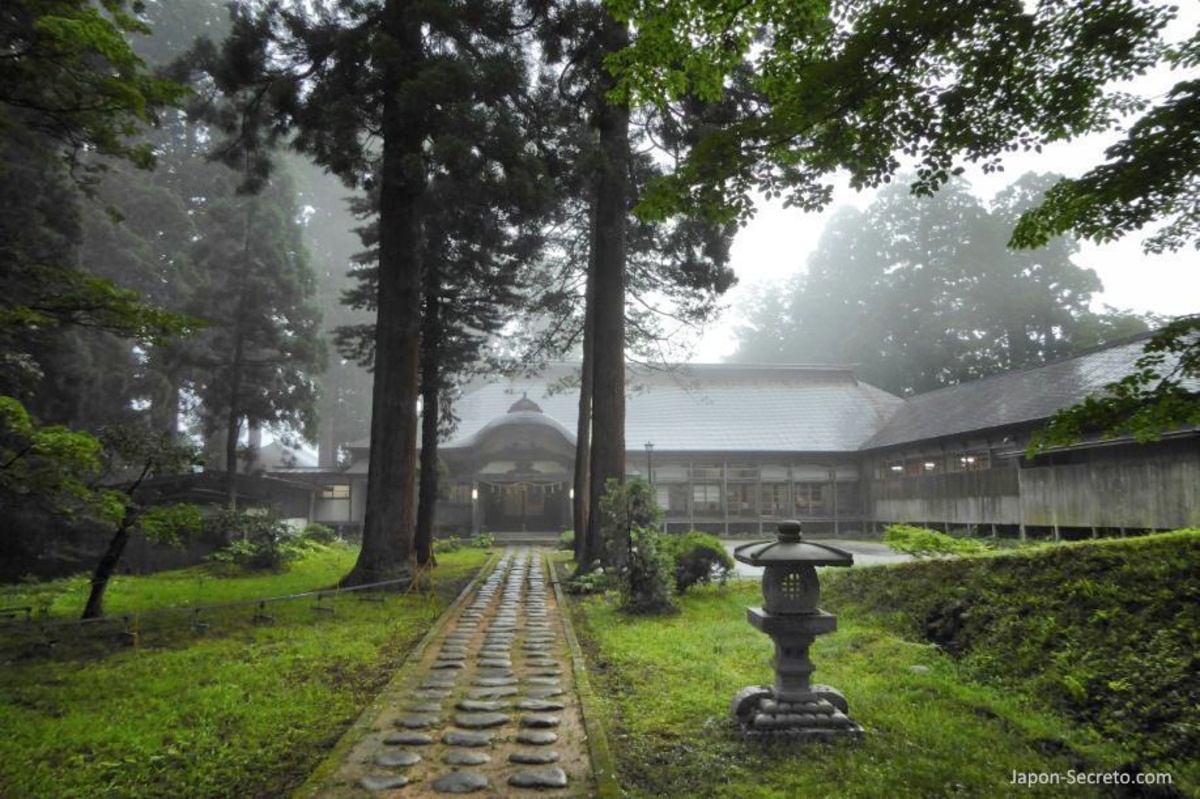 Dormir en un monasterio o templo budista de Japón o shukubo: dónde, cómo llegar, precio, lugares, protocolo, reservar. Foto: shukubo en lo alto del monte Haguro (Yamagata, Tohoku)