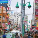 Barrio de Okubo o Shin-Okub, barrio coreano en Tokio: dónde está, cómo llegar, tiendas, qué ver y hacer. Foto: Okubo dori, calle principal del barrio, con tiendas y restaurantes, cerca de la estación de Shin-Okubo,