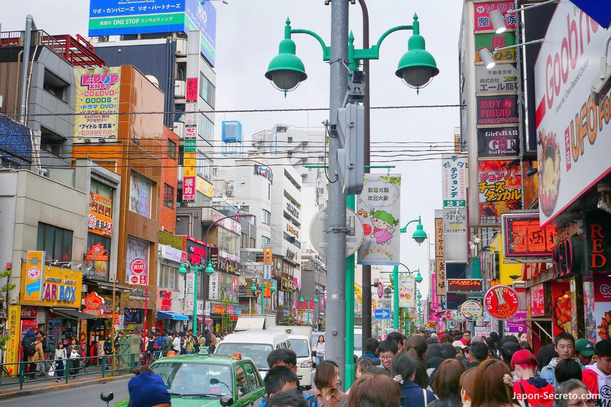 Barrio de Okubo o Shin-Okub, barrio coreano en Tokio: dónde está, cómo llegar, tiendas, qué ver y hacer. Foto: Okubo dori, calle principal del barrio, con tiendas y restaurantes, cerca de la estación de Shin-Okubo,
