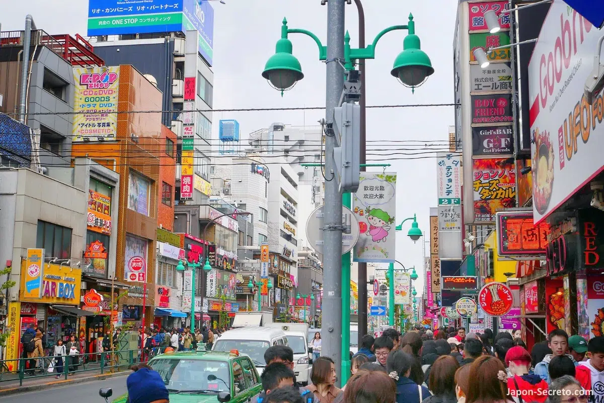 Barrio de Okubo o Shin-Okub, barrio coreano en Tokio: dónde está, cómo llegar, tiendas, qué ver y hacer. Foto: Okubo dori, calle principal del barrio, con tiendas y restaurantes, cerca de la estación de Shin-Okubo,