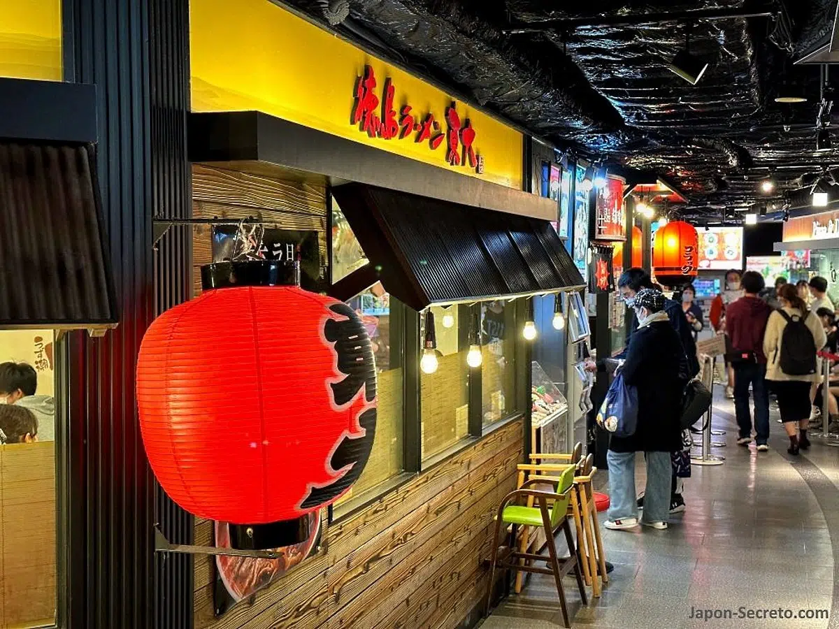 Kyoto Ramen Koji, el callejón del ramen en la estación de Kioto: recetas, precio, restaurantes, dónde está, cómo llegar. Foto: restaurante Tokushima Ramen Todai