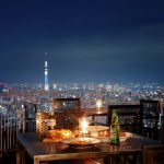 Beer garden, fiesta o bar de cerveza en un rooftop o azotea de Japón. Tokio