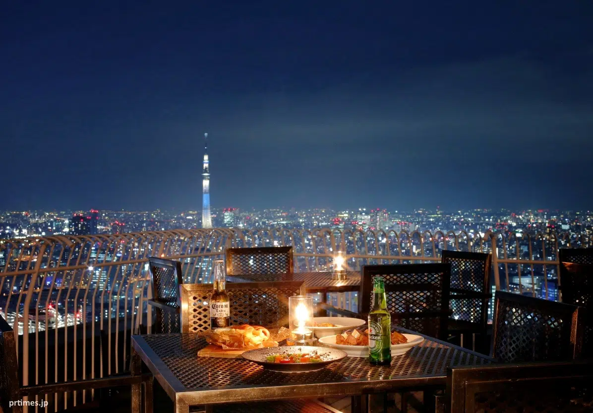 Beer garden, fiesta o bar de cerveza en un rooftop o azotea de Japón. Tokio