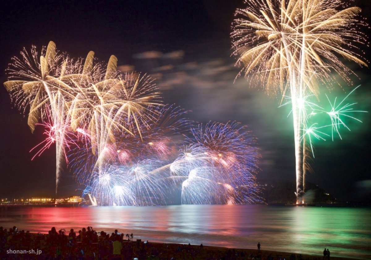 Festival de fuegos artificiales Fujisawa Enoshima Hanabi Taikai (ふじさわ江の島花火大会) en octubre cerca de Tokio y Kamakura