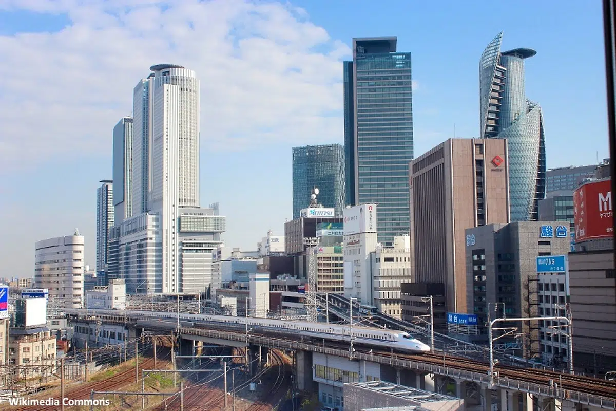 Ver Nagoya en un día, la cuarta ciudad más grande de Japón: qué ver y hacer, cómo llegar desde Kioto y Tokio, dónde comer y dormir, castillo. Foto: Shinkansen saliendo de Nagoya