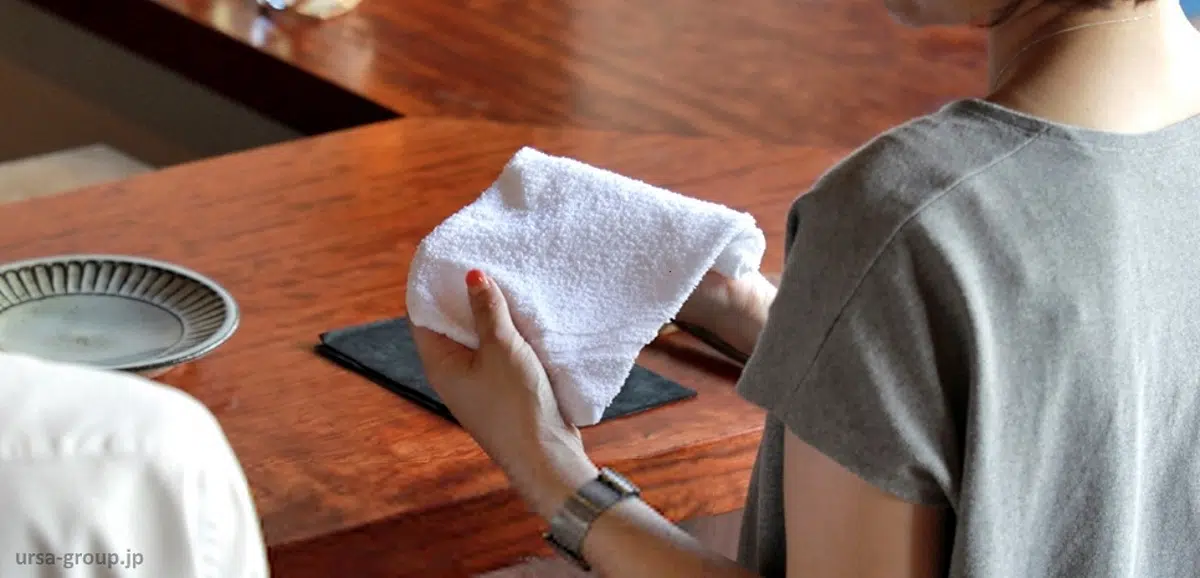 Oshibori, toallita húmeda en Japón para limpiarse las manos antes de comer o beber