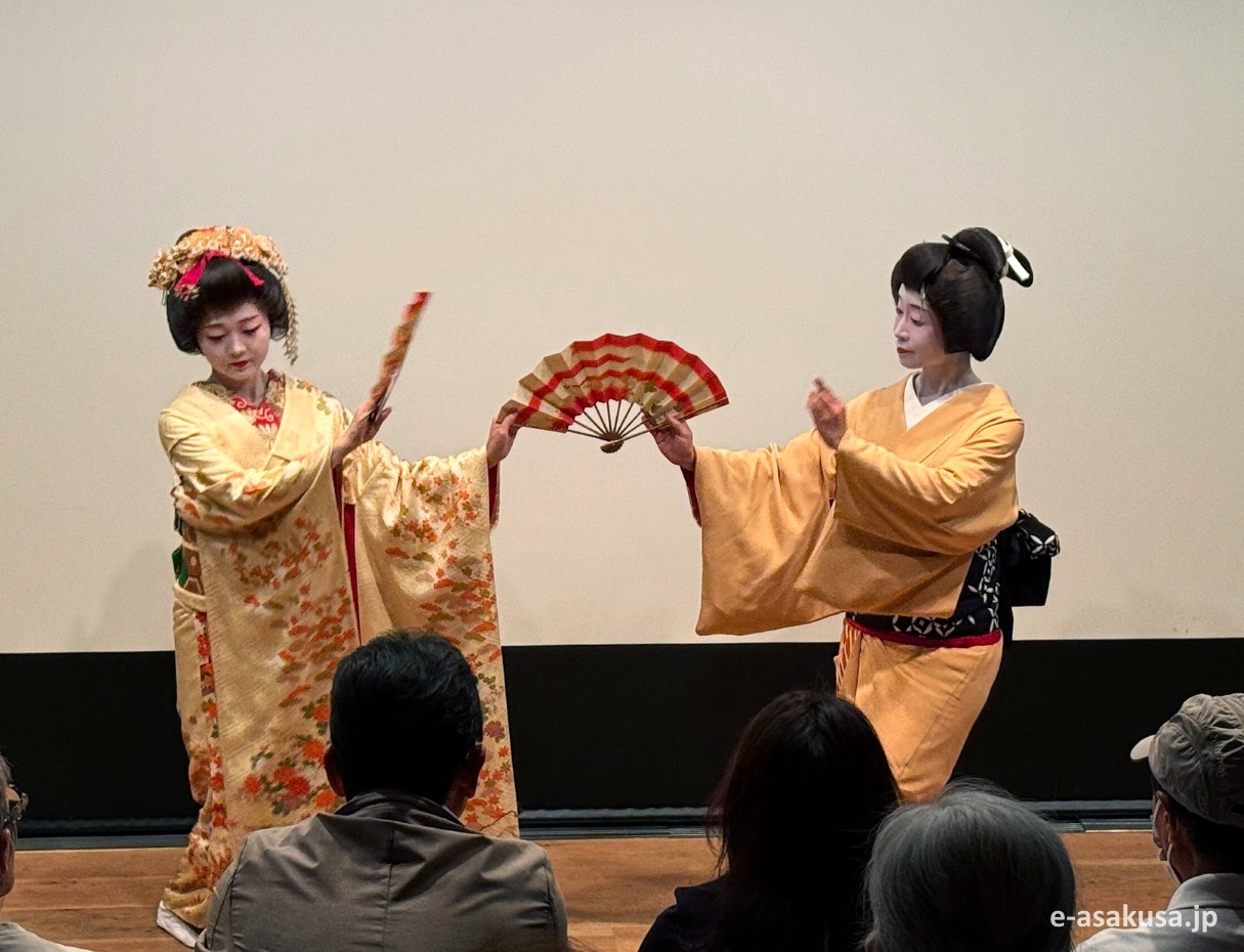 Ozashiki Odori (お座敷おどり), un festival de danza de geishas celebrado en el barrio de Asakusa (Tokio)