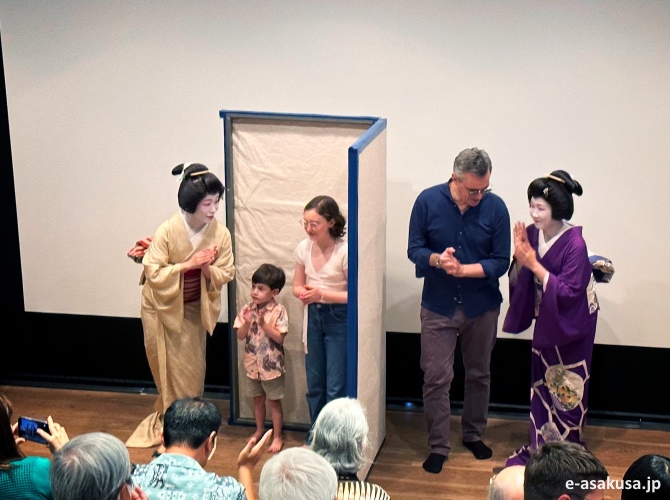 Ozashiki Odori (お座敷おどり), un festival de danza de geishas celebrado en el barrio de Asakusa (Tokio)