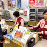 Dinero en efectivo o cash en Japón. Foto: pagando en un konbini 7-eleven en Tokio