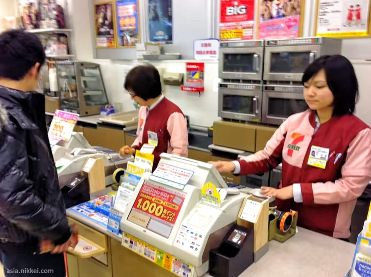 Dinero en efectivo o cash en Japón. Foto: pagando en un konbini 7-eleven en Tokio