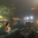 Tipos de baños termales japoneses: onsen, sento, ofuro, rotenburo y konyoku, comparativa y diferencias. Foto: Rotenburo o baño termal onsen al aire libre Sainokawara en Kusatsu Onsen