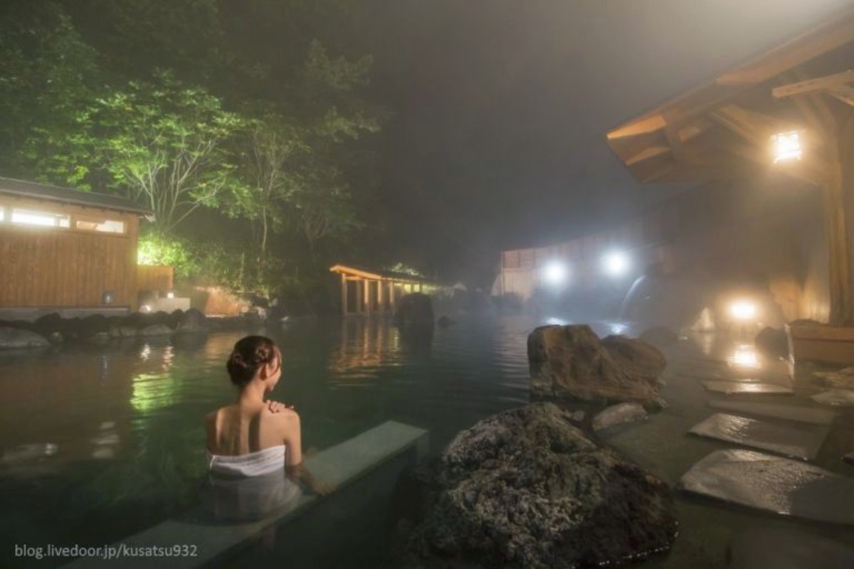 Tipos de baños termales japoneses: onsen, sento, ofuro, rotenburo y konyoku, comparativa y diferencias. Foto: Rotenburo o baño termal onsen al aire libre Sainokawara en Kusatsu Onsen