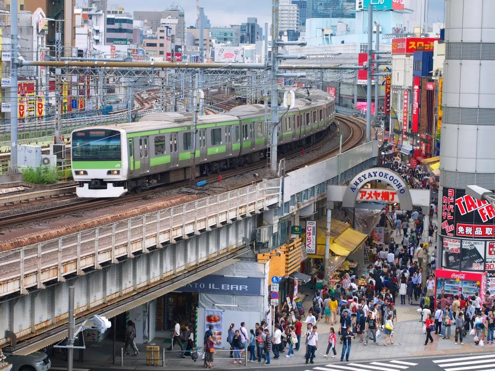 Tren de la línea Yamanote pasando por encima de los callejones de Ameyoko (Ueno, Tokio)