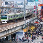 Qué ver y hacer en Tokio en dos, tres, cuatro o cinco días. Foto: Tren de la línea Yamanote pasando por encima de los callejones de Ameyoko (barrio de Ueno)