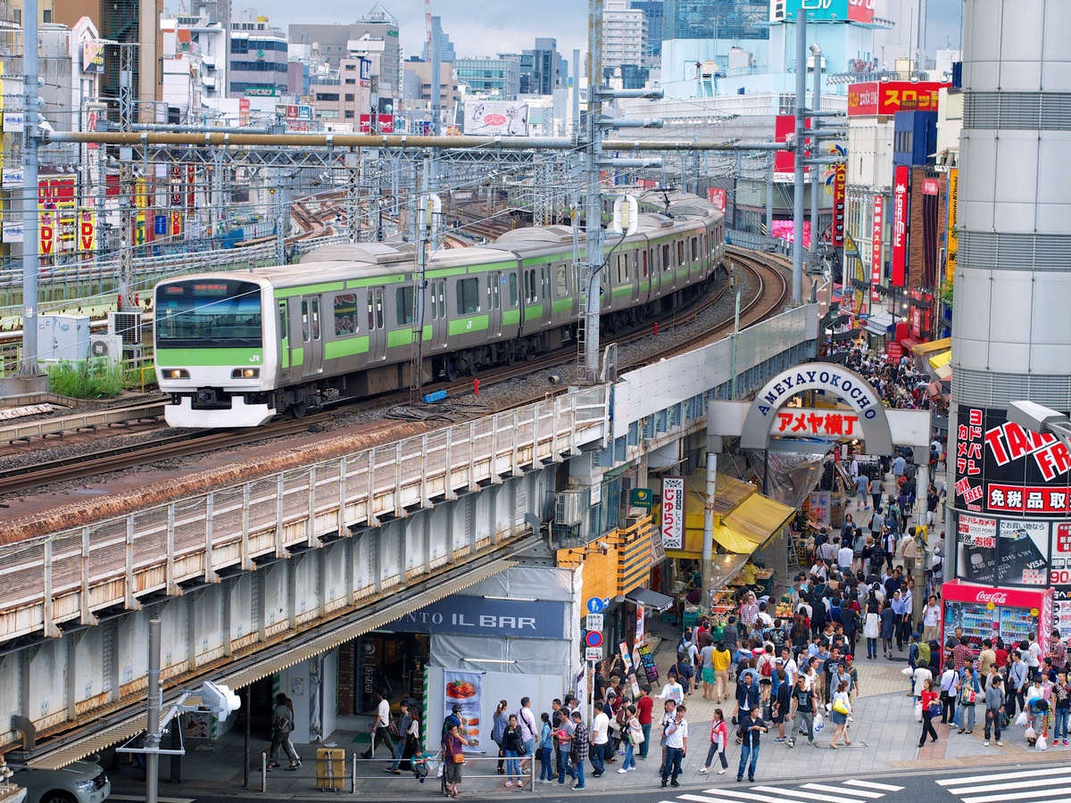 Qué ver y hacer en Tokio en dos, tres, cuatro o cinco días. Foto: Tren de la línea Yamanote pasando por encima de los callejones de Ameyoko (barrio de Ueno)