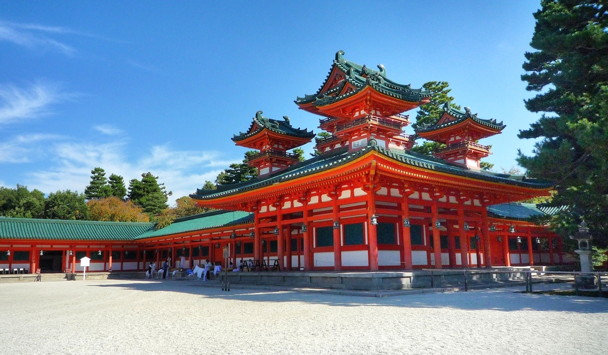 El santuario Heian Jingu de Kioto (平安神宫): cómo llegar, entrada, horario, tickets, jardín, qué ver, lugares cercanos, transporte, autobús, mejor hora del día