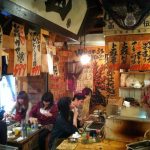 Comer yakitori, ramen, sushi, pollo en Omoide Yokocho, el estrecho callejón de izakayas en Tokio