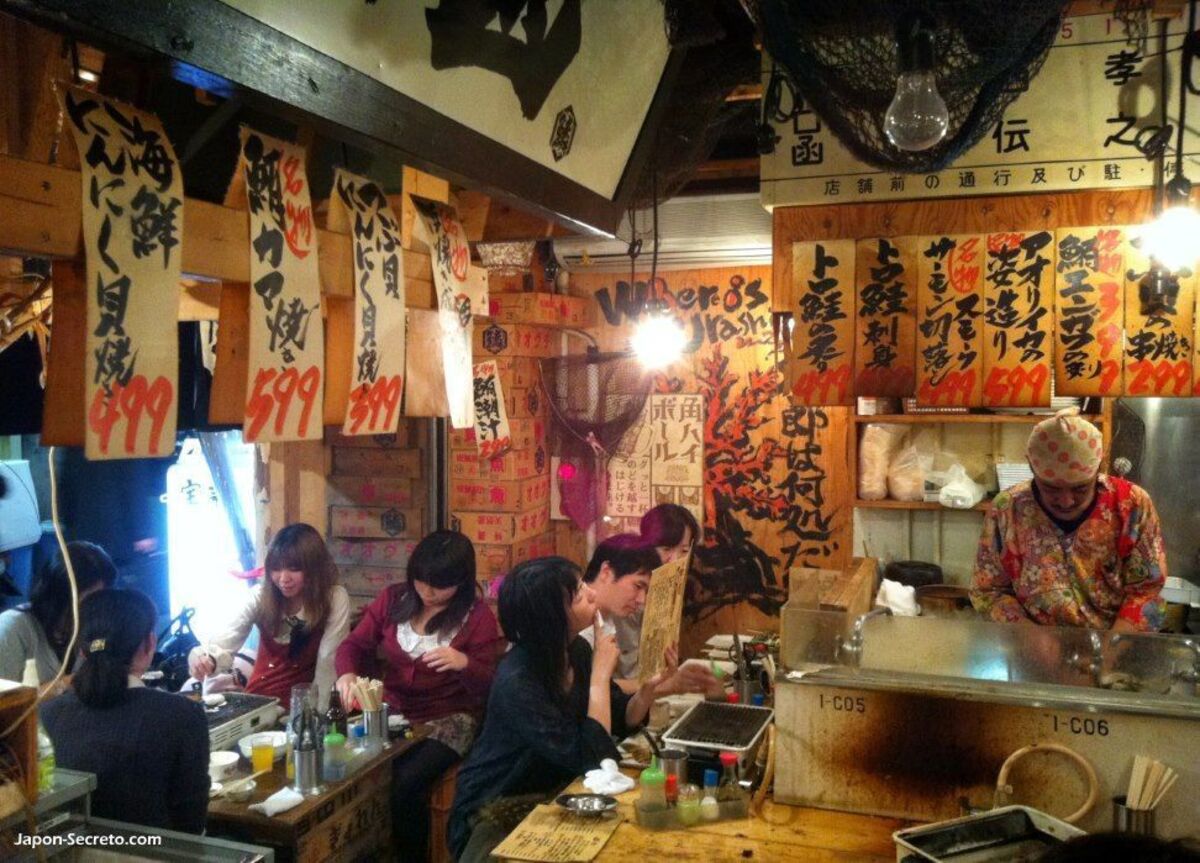 Comer yakitori, ramen, sushi, pollo en Omoide Yokocho, el estrecho callejón de izakayas en Tokio