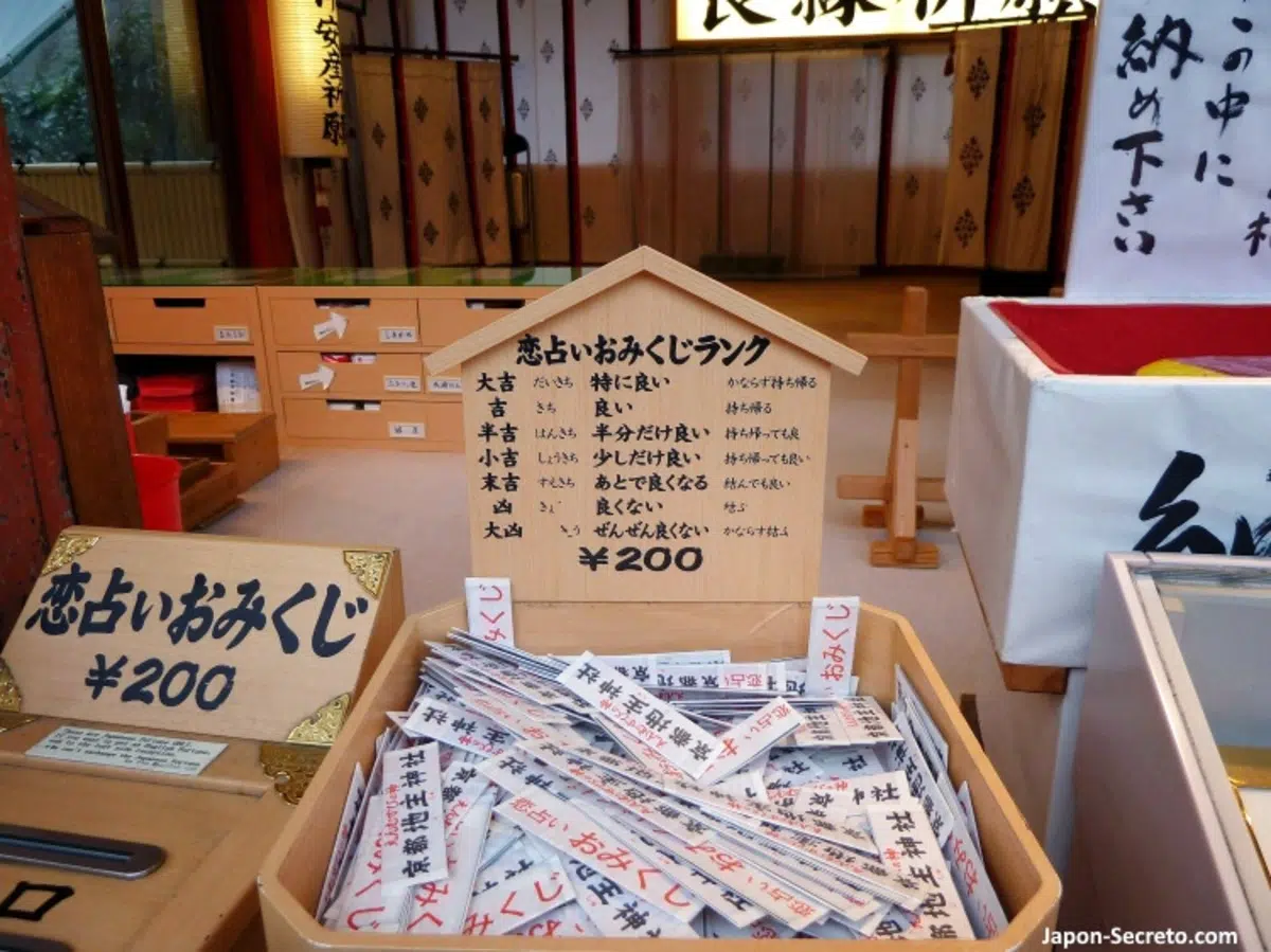 Omikuyi, las tiras de papel de la suerte y la fortuna y cómo interpretar su significado. Foto: omikuji en el santuario Jishu de Kioto