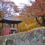 Castillo de Ueda (上田城, Uedajō): cómo llegar desde Tokio y otros lugares, precio, entrada, qué ver y hacer. Foto: Muralla del castillo y colores del otoño en los arces (momiji)