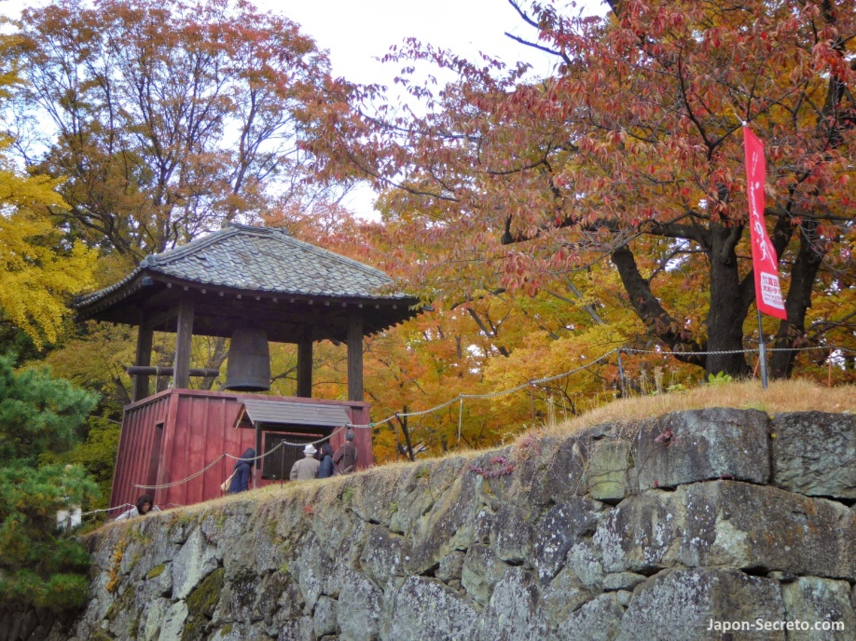 Castillo de Ueda (上田城, Uedajō): cómo llegar desde Tokio y otros lugares, precio, entrada, qué ver y hacer. Foto: Muralla del castillo y colores del otoño en los arces (momiji)
