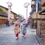 Los cinco barrios de geishas de Kioto o Gokagai: dónde están, cuáles son, cómo llegar, ver geishas. Foto: Aprendices de geishas (maikos) de Kioto paseando por el barrio de Gion