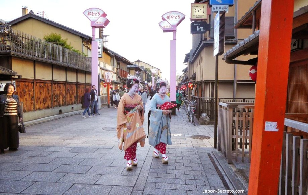 Los cinco barrios de geishas de Kioto o Gokagai: dónde están, cuáles son, cómo llegar, ver geishas. Foto: Aprendices de geishas (maikos) de Kioto paseando por el barrio de Gion