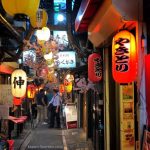 Omoide Yokocho, en Shinjuku, el estrecho callejón de bares y restaurantes tradicionales o izakayas de Tokio o callejón del pis