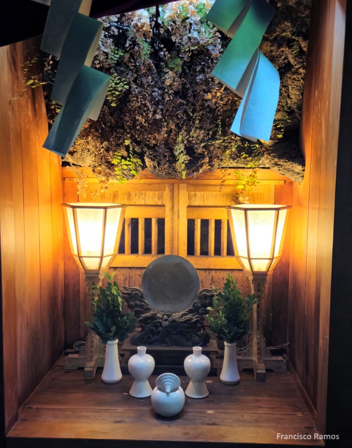 Altar en el templo santuario Zeniarai Benten de Kamakura