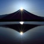 Diamond Fuji (o Diamante Fuji, ダイヤモンド富士), curiosa vista del Monte Fuji que se forma cuando el sol, en su trayectoria, se sitúa justo en la cima del monte sagrado. Foto: Diamond Fuji visto desde el lago Yamanaka (Fujigoko)