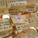 Tablillas Ema, tablas de madera para escribir deseos en los templos y santuarios de Japón. Foto: Tsurugaoka Hachimangu