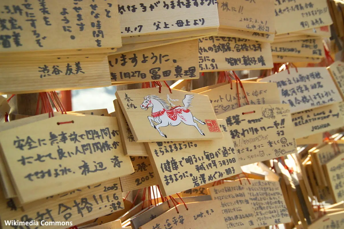 Tablillas Ema, tablas de madera para escribir deseos en los templos y santuarios de Japón. Foto: Tsurugaoka Hachimangu