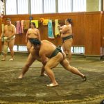 Asistir como espectador para ver un entrenamiento de sumo en Tokio y Osaka, cómo reservar entrada, precio, cómo comportarse, cómo llegar, dónde están los gimnasios o establos