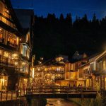 Ginzan Onsen (銀山温泉), pueblo balneario de El Viaje de Chihiro, en Yamagata: cómo llegar desde Tokio o desde Osaka en autobús o coche, cómo reservar, cuándo nieva, qué ver y hacer, horario