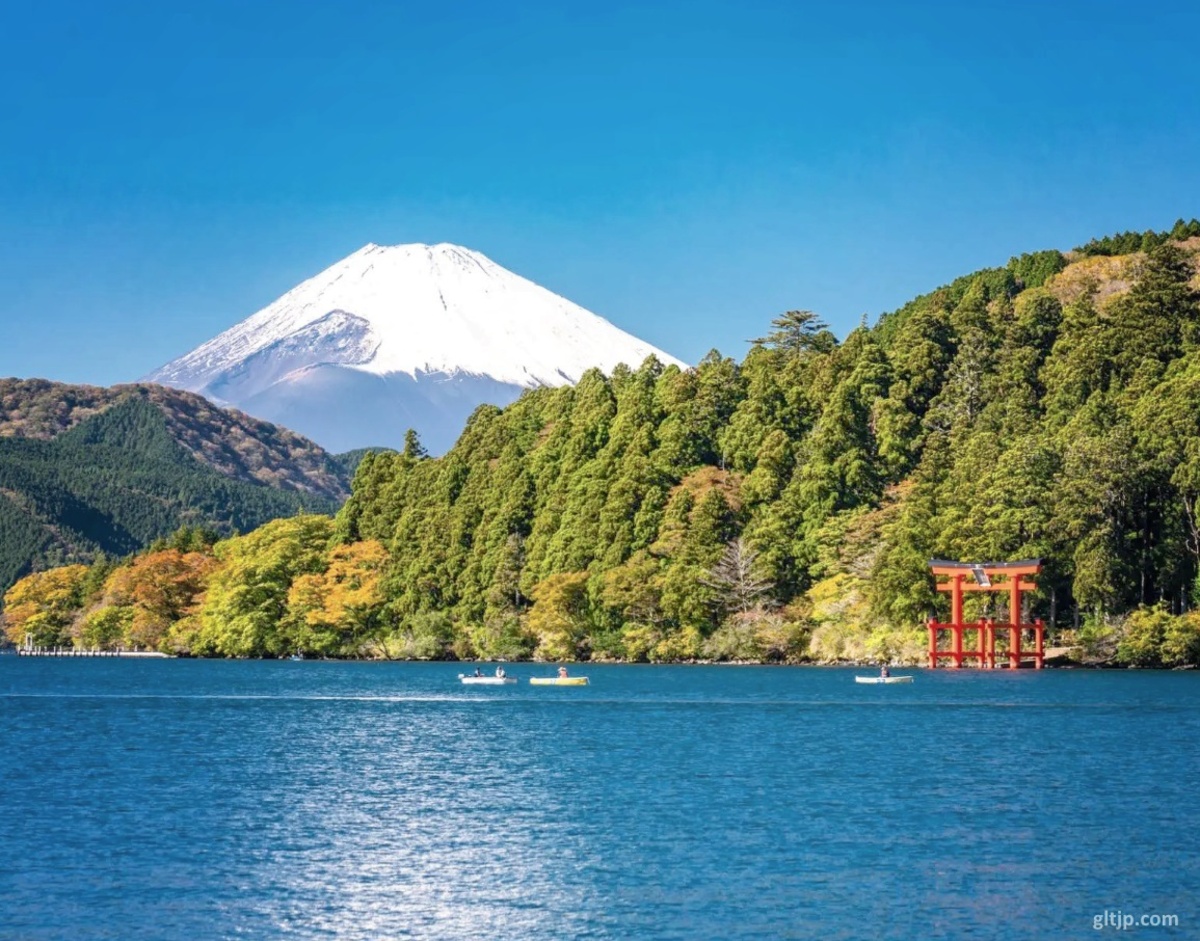 Hakone, guía de viaje, qué ver y hacer en los alrededores del Fuji, cómo llegar desde Tokio, Kioto y Osaka, transporte, lugares de interés, dónde comer. Foto: vista del Lago Ashi (Ashinoko) y Monte Fuji, Hakone