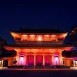 Iluminaciones de navidad e invierno en Kioto: dónde están las mejores, fechas de encendido. Foto: Montaje de iluminación de navidad NAKED el santuario Heian Jingu de Kioto