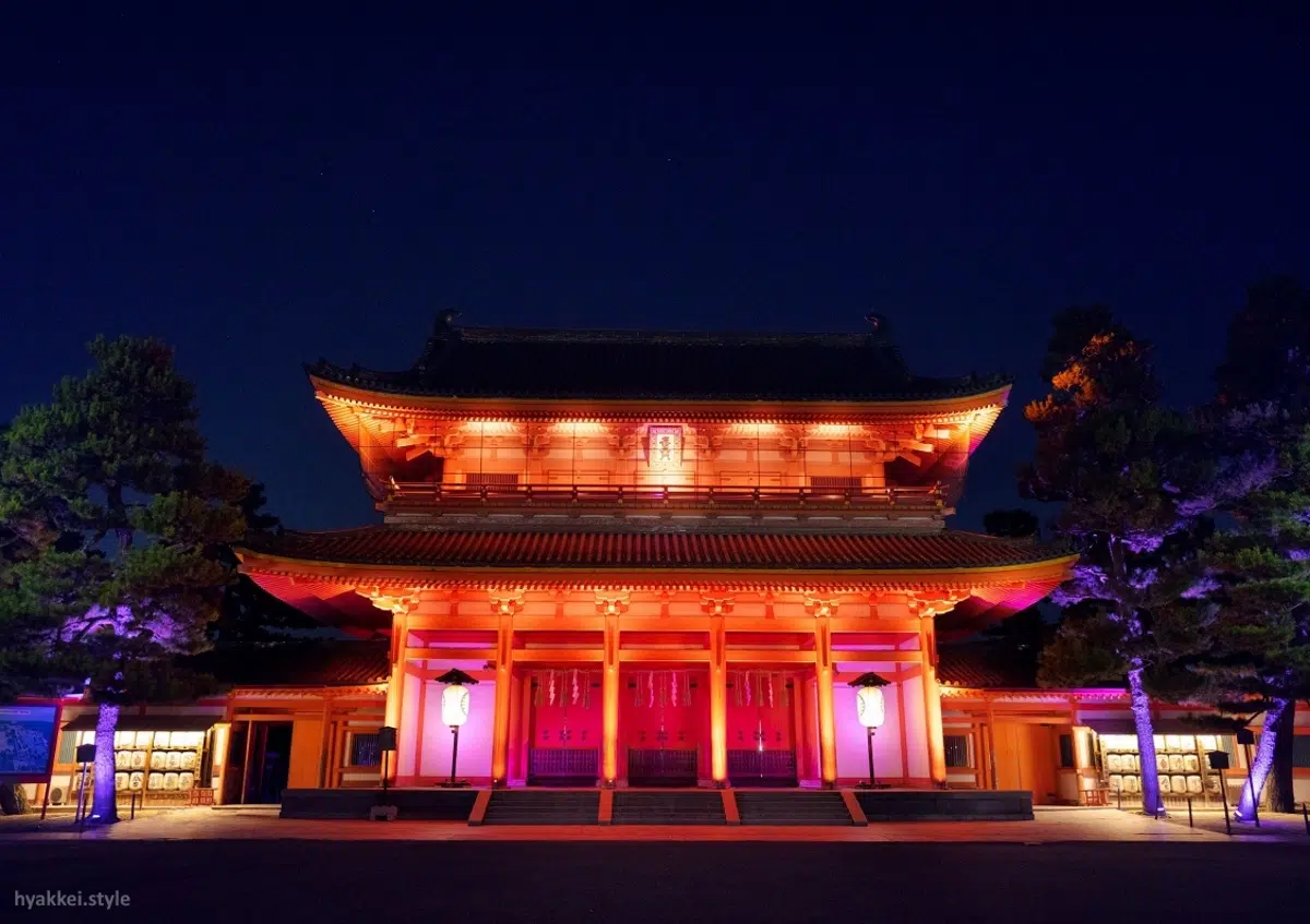 Iluminaciones de navidad e invierno en Kioto: dónde están las mejores, fechas de encendido. Foto: Montaje de iluminación de navidad NAKED el santuario Heian Jingu de Kioto